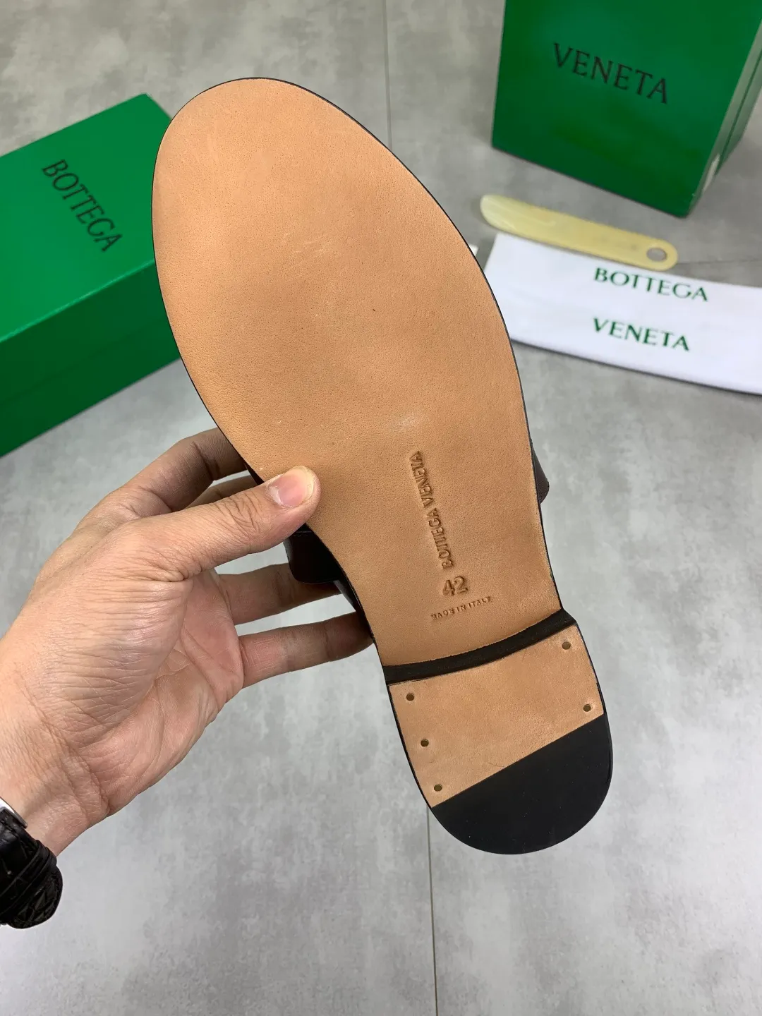 Men's shoes 💰P800 [New model] (genuine leather outsole) water-dyed cow lining 💰High-quality business couple half-slip leather shoes 💎💎💎 BOTTEGA VENETA official website synchronizes the latest top version of BV in the market, accepts material comparison, shoe type comparison, process comparison, practical and textured, versatile and suitable for any occasion, the more you look at it, the more flavorful it becomes. Purely hand-knitted craftsmanship - Upper material, calfskin imported from Italy 🇮🇹 - High-quality water-dyed cowhide lining - Original private model customized leather outsole -Size: Female 35-39 (40 ordered) Male 39-44 (38 45 can be customized) Color: Multiple colors available